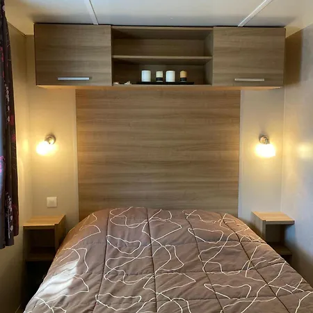 Le Domaine Des Pins 4* 생 힐레르 드 리에