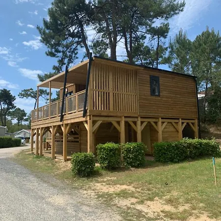Campsite Le Domaine Des Pins 4*