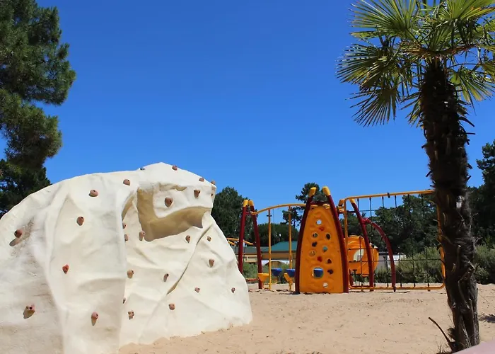 مكان تخييم Le Domaine Des Pins سا يْليرْ دو ري